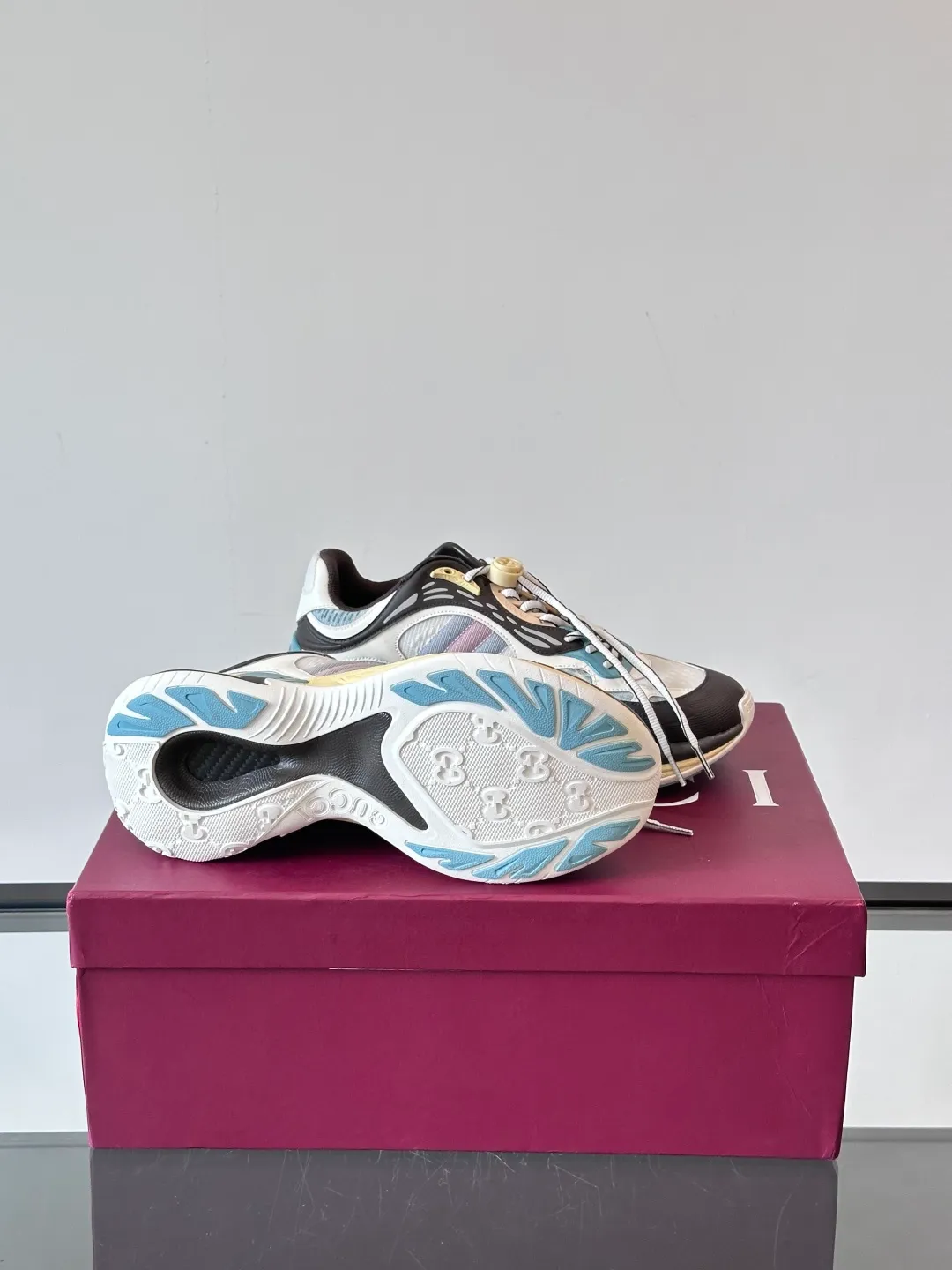 [G Home] Top P: 1020💰 Men’s size will be released first Size: 39-45 (45 customized) Gucci Gucci, couple model, women’s model will be released later, new 2.0 futuristic sports shoes‼ ️A pair of subversive sneakers is here. Gucci 2.0, a full series of 4 colors with key investment, smart silhouette: slightly curved forefoot design, you can clearly feel the propulsion when commuting and trotting, and it can enhance the sense of line extension when paired with wide-leg pants or cycling pants. EVA thick soles not only have a comfortable height-increasing effect, but also reduce weight (it actually lasts 3 hours of shopping without tiring your feet!) Highlight moments for lazy people: 2. Just choose it for airport wear! You can take them off in seconds after passing the security check (you can put them on as soon as you lift the heel strap), because the shoes come with a sliding buckle, so no need! ! Tie your shoes. Really achieve the sense of relaxation that goes with you.